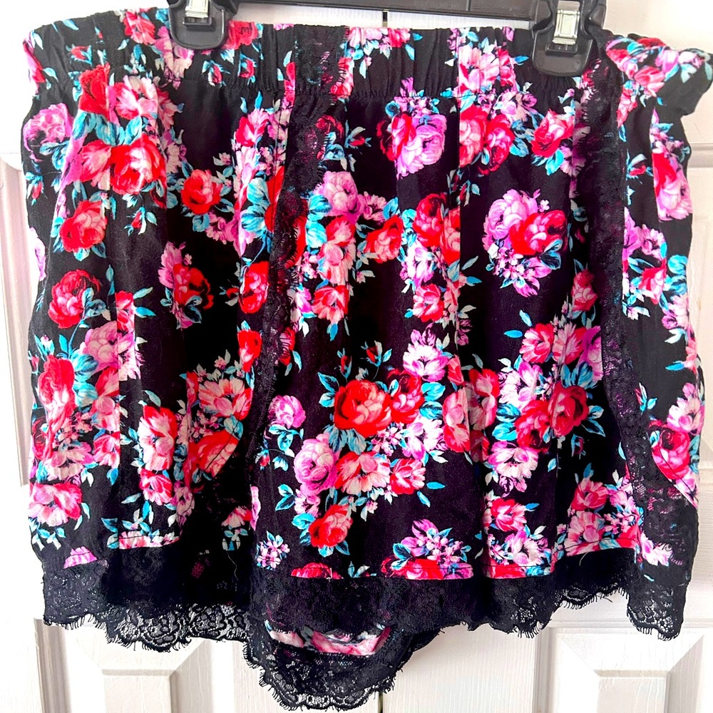 Charlotte Russe Lacey trim flower shorts